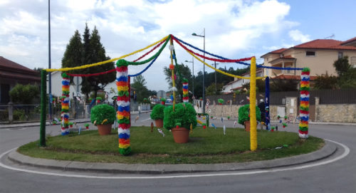 Geschmückter Kreisverkehr, Rotunda,Figueiro dos Vinhos, Goladinha