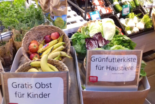Deutschland, Rewe, Gratis Obst für Kinder und Gemüse für Haustiere. Knaubenhof, Goladinha