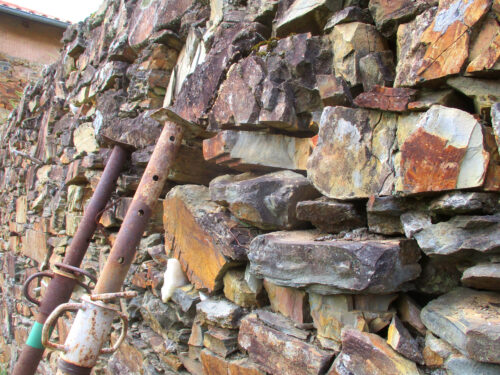 Natursteinwand zwischen CASA AR und CASA METAL Sanierung wegen Beule, Goladinha