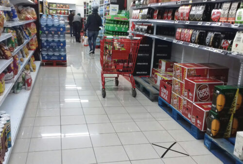 Corona, Supermarkt, Kreuze am Boden, Abstandsmarkierungen,