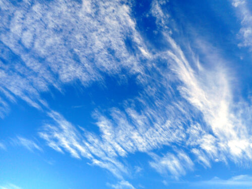 Wolken, blauer Himmel, ungewöhnlich kühl für die Jahreszeit, Goladinha