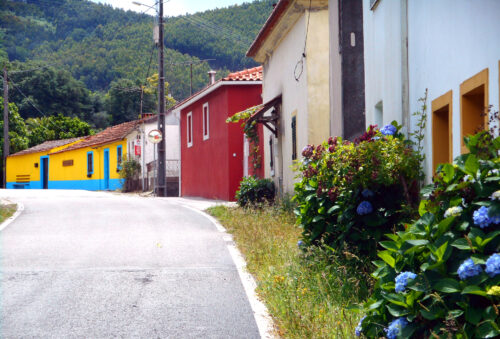 bunte Häuser in der Serra, Goladinha, Portugal