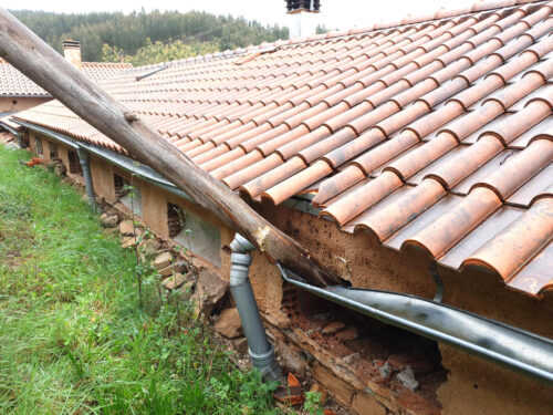Euka fällen, Berg runtergerutscht, Dach, Dachrinne, Fenster beschädigt, Goladinha, Portugal