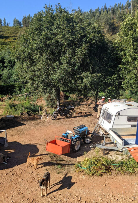 Kleiner Wohnwagen, neues Dach, Wellblech, Goladinha, Portugal