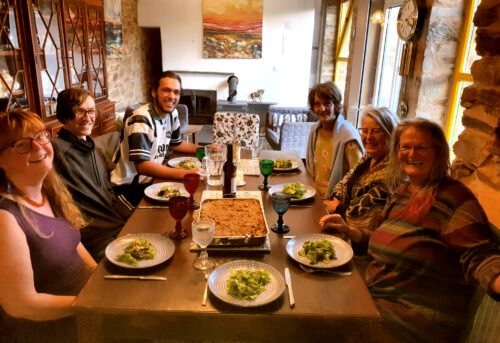 Dorfdinner, Dorfbewohner, Gäste, Nachbarn und Working-Guest sitzen alle an einem tisch und dinieren. Chef fehlt, Goladinha, Portugal