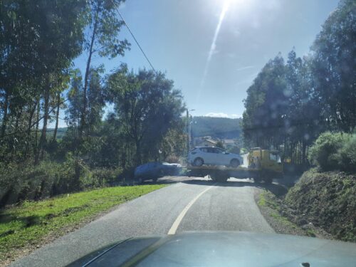 Strassensperre nach unübersichtlicher Kurve, Abschlaeppwagen wendet, Pickup, Goladinha, Portugal