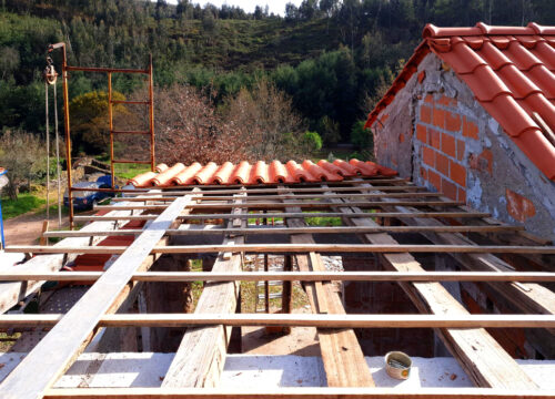 Recycling-Sparren, Dacheindeckung Casa Cima, Badanbau Umnutzung, Goladinha, Portugal