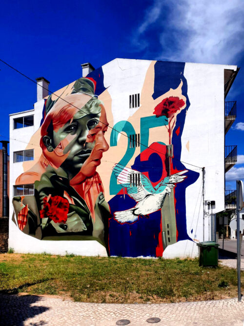 Mirando do Corvo, Wandgemälde, Hausfassade, Fassade, 25. April, Nelkenrevolution, Portugal, Goladinha