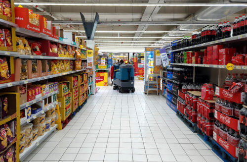 Autonomes Reinigen, Scheuersaugmaschine, Supermarkt in Coimbra, Goladinha, Portugal