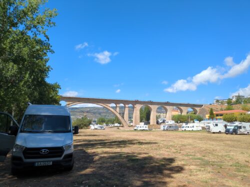 Camper, Stellplatz, unter Brücke, Lamego, Walfahrtsort, Goladinha, Portugal