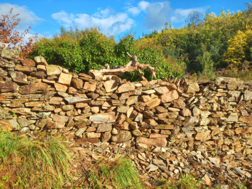 eingefallene Natursteinmauer aufbauen, Goladinha, Portugal