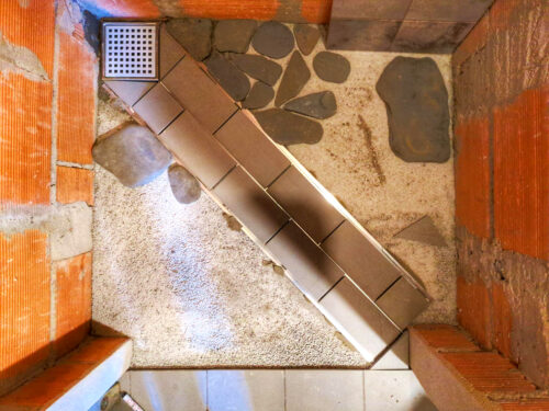 CASA MADEIRA, Dusche fliesen, Flusskiesel, Aluführungsleisten, Goladinha, Portugal,
