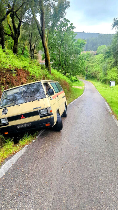 L300 Mitsubishi, im Graben versenkt, Pardieiros, Goladinha, Portugal
