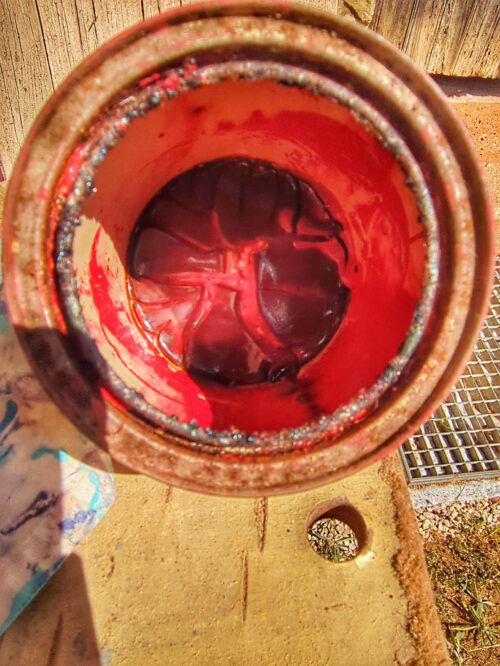 Rätselbild Juli 2025, Goladinha, Portugal, eingetrocknete Farbdose, rote Acrylfarbe