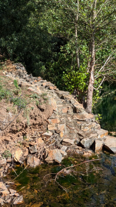 Flussmauer, Sanierung, die letzten Meter bis zur Brücke, Goladinha, Portugal