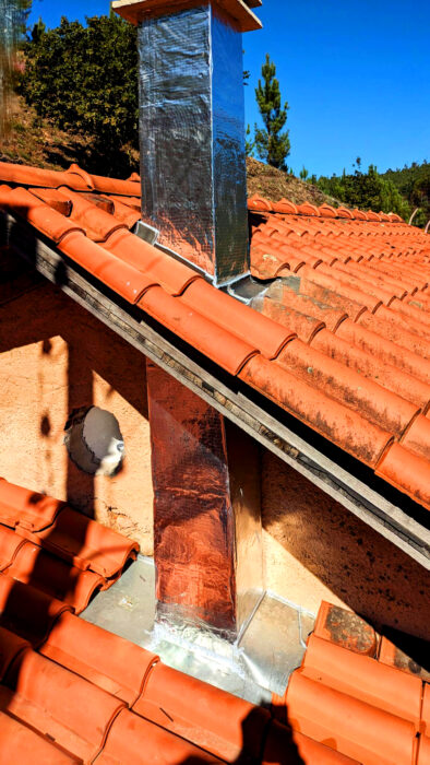 Casa Agua, Kaminbleche, Kamineinfassungen - alte Dachflächenfenstereindeckrahmen, Wohnwagen, Motorradtransportanhänger, der achte, Kamin in Goladinha, Portugal