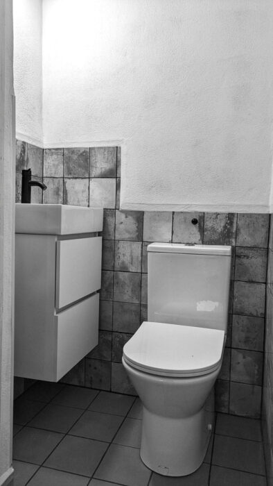 CASA MADEIRA, Toilette installiert, schwarz-weiss, Goladinha, Portugal