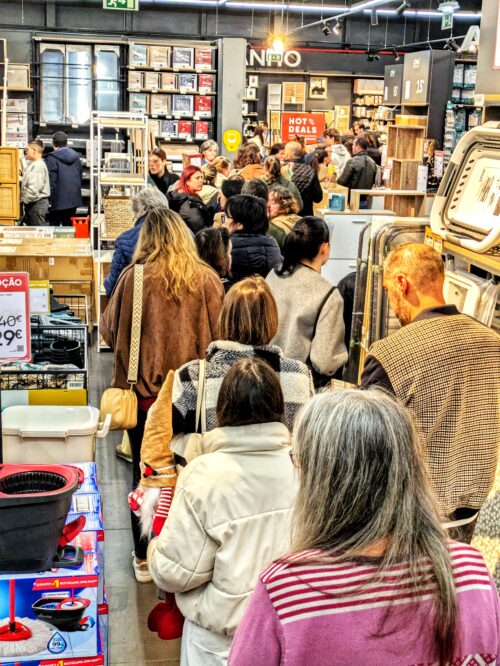 Weihnachtsgeschäft, Einkaufswahn, Homa, Schlange an der Kasse, Goladinha, Portugal