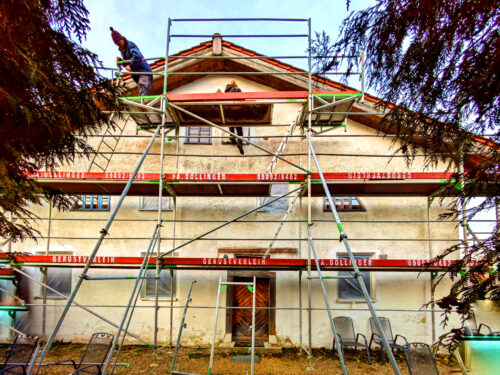 DE, Deutschland, Knaubenhof, Fassade streichen, Gerüst, Aufbau, Goladinha Portugal