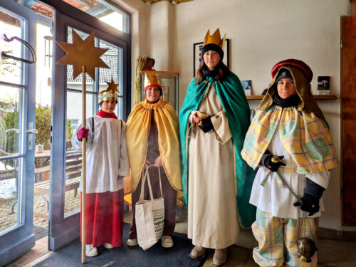 Sternsinger, „Christus mansionem benedicat“ Herr segne dieses Haus, Deutschland, Knaubenhof, Sternsinger, Goladinha, Portugal