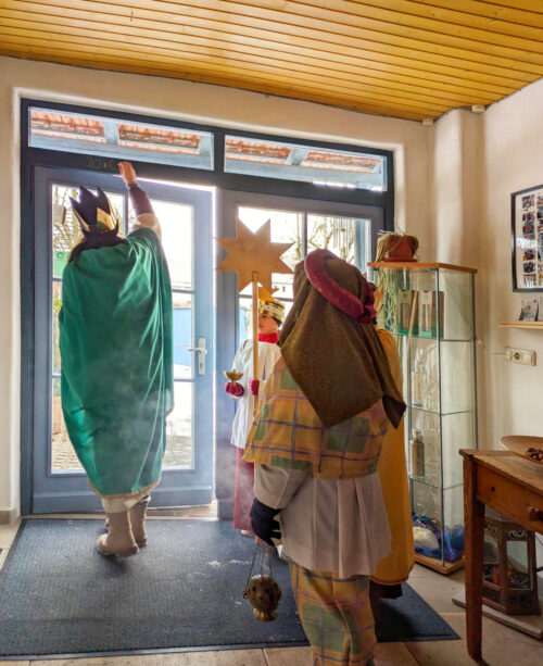 Sternsinger, „Christus mansionem benedicat“ Herr segne dieses Haus, Deutschland, Knaubenhof, Sternsinger, Goladinha, Portugal