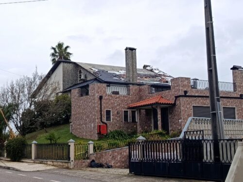 Sturm, Goladinha, Regen, Windböen, Portugal, Korkeichen, Hausdächer, Dachziegel, Figueiro dos Vinhos