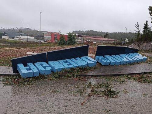Sturm, Goladinha, Regen, Windböen, Portugal, Korkeichen, Hausdächer, Dachziegel, Figueiro dos Vinhos