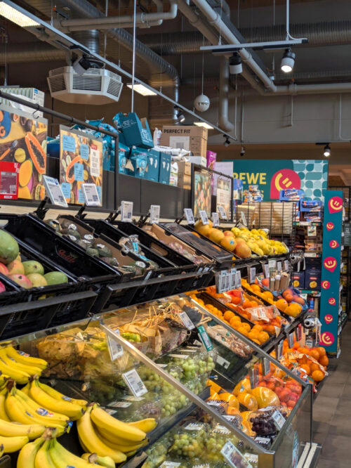 Vogel im Wemdinger Supermarkt, Obst, de, Deutschland, Goladinha, Portugal