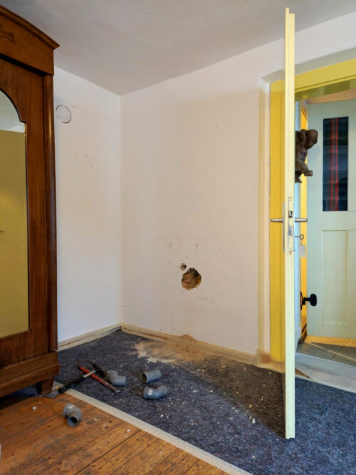 de, Deutschland, Waschbecken in Oma Franzis Zimmer, Durchbruch, Pneumatischer Hammer, Goladinha, Portugal