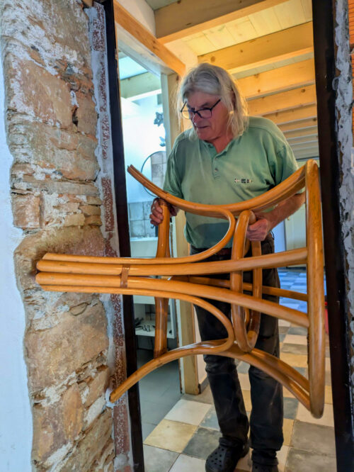 CASA MADEIRA, Rattantisch, Tischbein abgesägt, Orthopädische Schuhe, Goladinha, Portugal