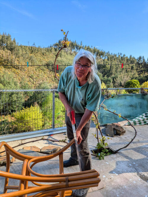 CASA MADEIRA, Rattantisch, Tischbein abgesägt, Orthopädische Schuhe, Goladinha, Portugal