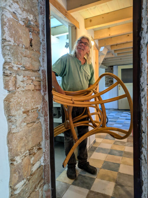 CASA MADEIRA, Rattantisch, Tischbein abgesägt, Orthopädische Schuhe, Goladinha, Portugal