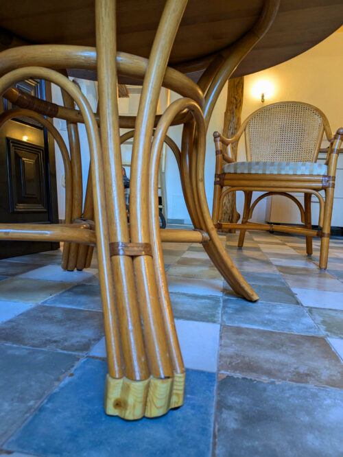 CASA MADEIRA, Rattantisch, Tischbein abgesägt, Orthopädische Schuhe, Goladinha, Portugal