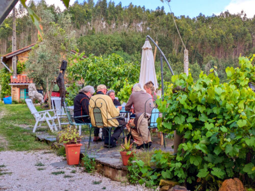 Gäste auf Terrasse, widererwarten schönes Wetter, Goladinha, Portugal, Wolfgang